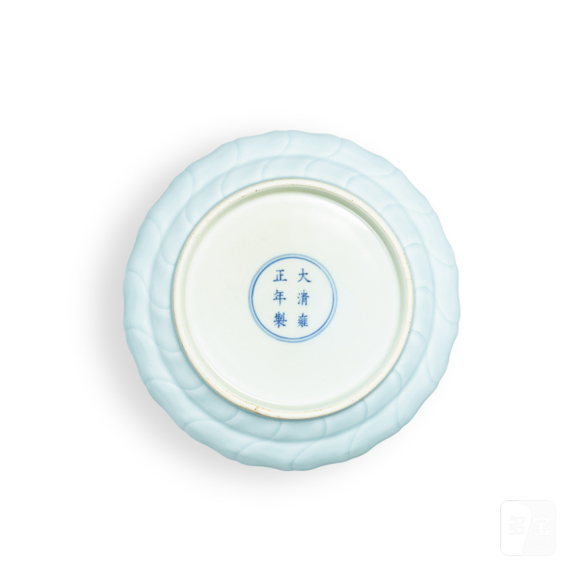 A pale celadon-glazed 'lotus' ogee dish, Mark and period of Yongzheng | 清雍正 粉青釉蓮紋折腰盤 《大清雍正年製》款 - 图2
